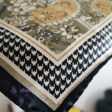 نمای نزدیک از مینی اسکارف با طرح بته جقه زیتونی و حاشیه پیچازی مشکی سفید