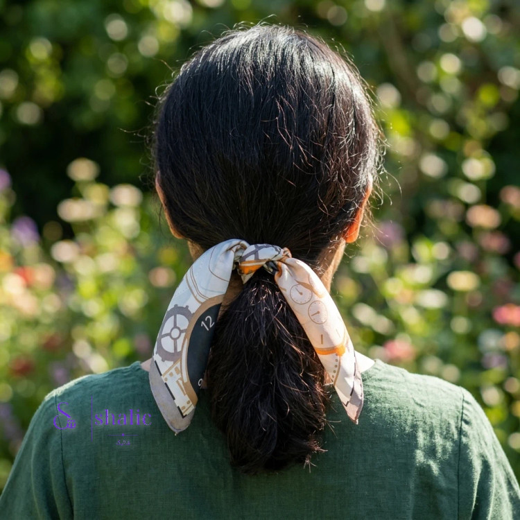 مینی اسکارف زنانه طرح ساعت سایز