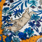 نمای نزدیک از طرح میمون و پرنده روی مینی اسکارف خردلی