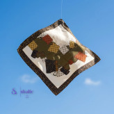 روسری کوچک زنانه رنگارنگ آویزان شده