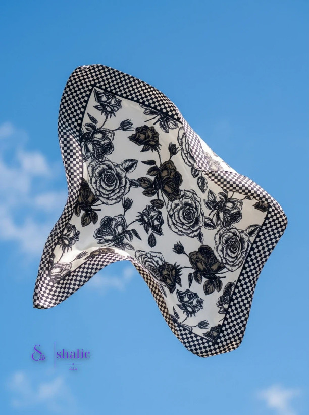 مینی اسکارف زنانه طرح گل رز مشکی و سفید با حاشیه شطرنجی سایز 70×70 سانتیمتر