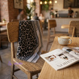 مینی اسکارف پلنگی خاکستری با نوشته فشن