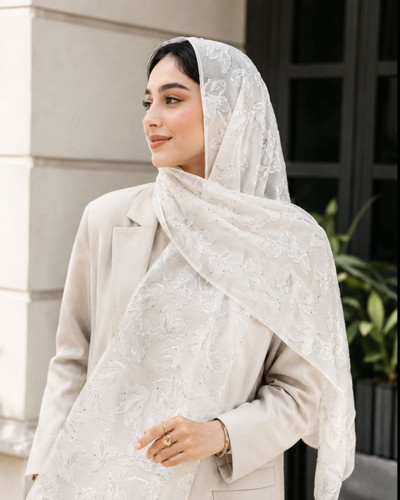 نمای روی سر شال سفید طرحدار