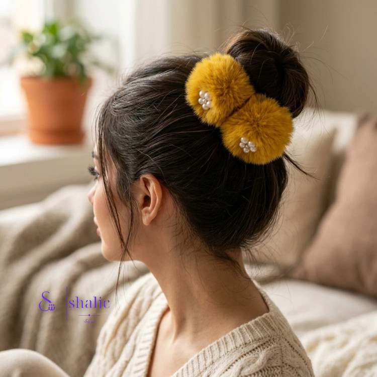 دختر با مدل موی گوجه ای و کش مو پرزی زرد