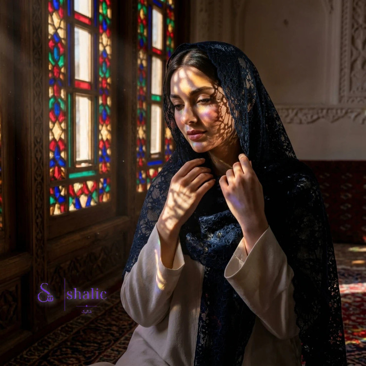 مدل زنانه با شال گیپور توری سرمه ای طرحدار