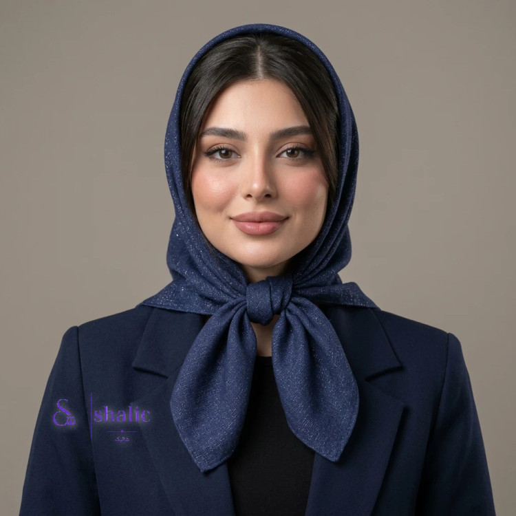 مدل زن در حال پوشیدن روسری مینی دنیز رنگ سرمه ای