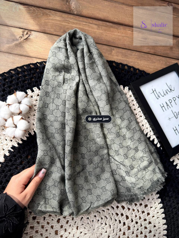شال کنفی طرح مارک GUCCI رنگ سبز سدری روی زمینه دکوراتیو
