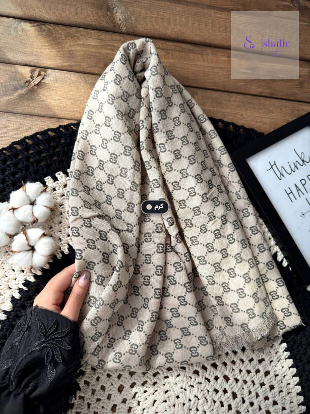 شال کنفی طرح مارک GUCCI رنگ کرم روی میز چوبی