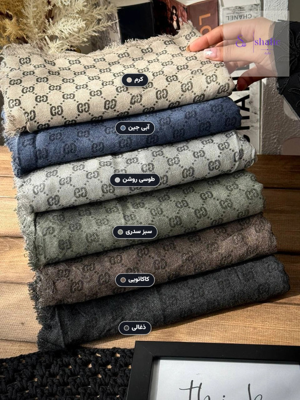 رنگبندی کامل شال کنفی طرح مارک GUCCI در شش رنگ چیده شده به صورت پلهای