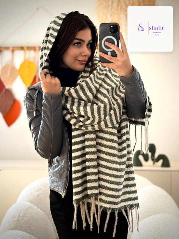 مدل زنانه در حال گرفتن عکس سلفی با شال موهر راه راه سبز