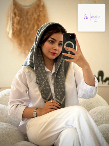 نمای نزدیک روسری موهر طرح برند لویی ویتون روی سر مدل