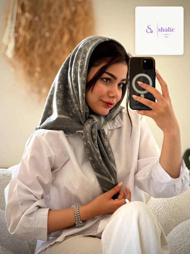 مدل زنانه با استایل شیک و روسری موهر LV رنگ طوسی تیره