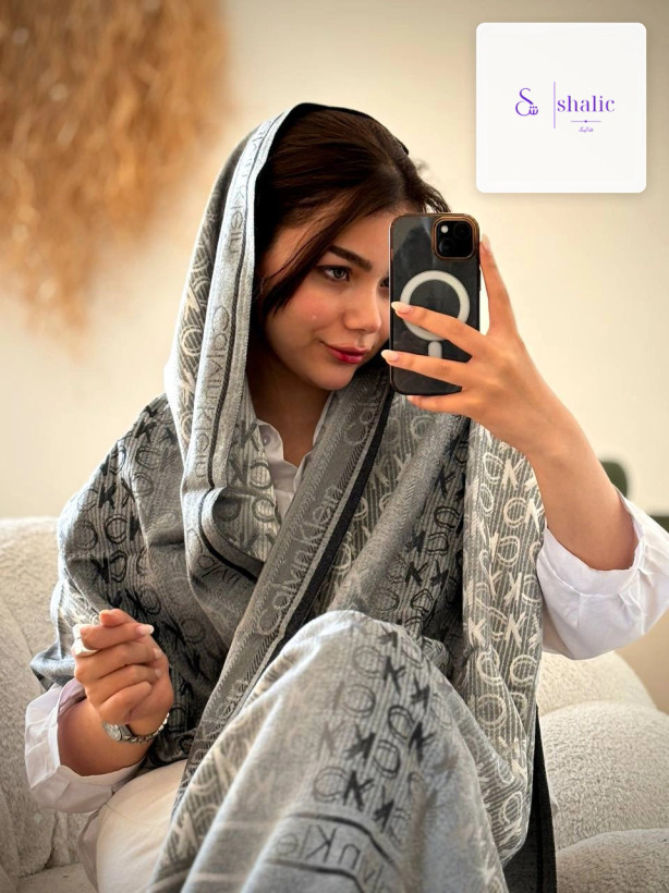 مدل زنانه با شال ژاکارد موهر CK اورجینال رنگ طوسی تیره و روشن