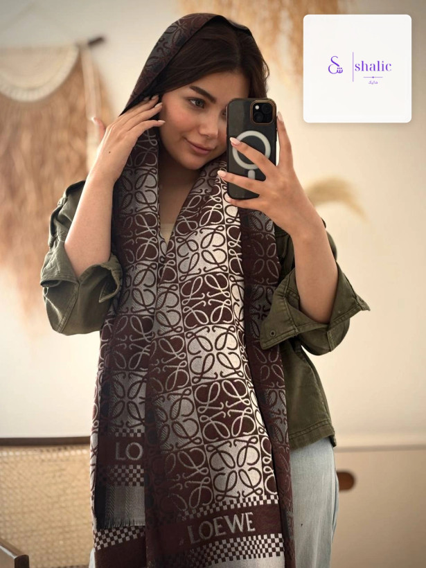 استایل مدل زنانه با شال ژاکارد موهر لواوه اورجینال رنگ زرشکی و قهوه ای