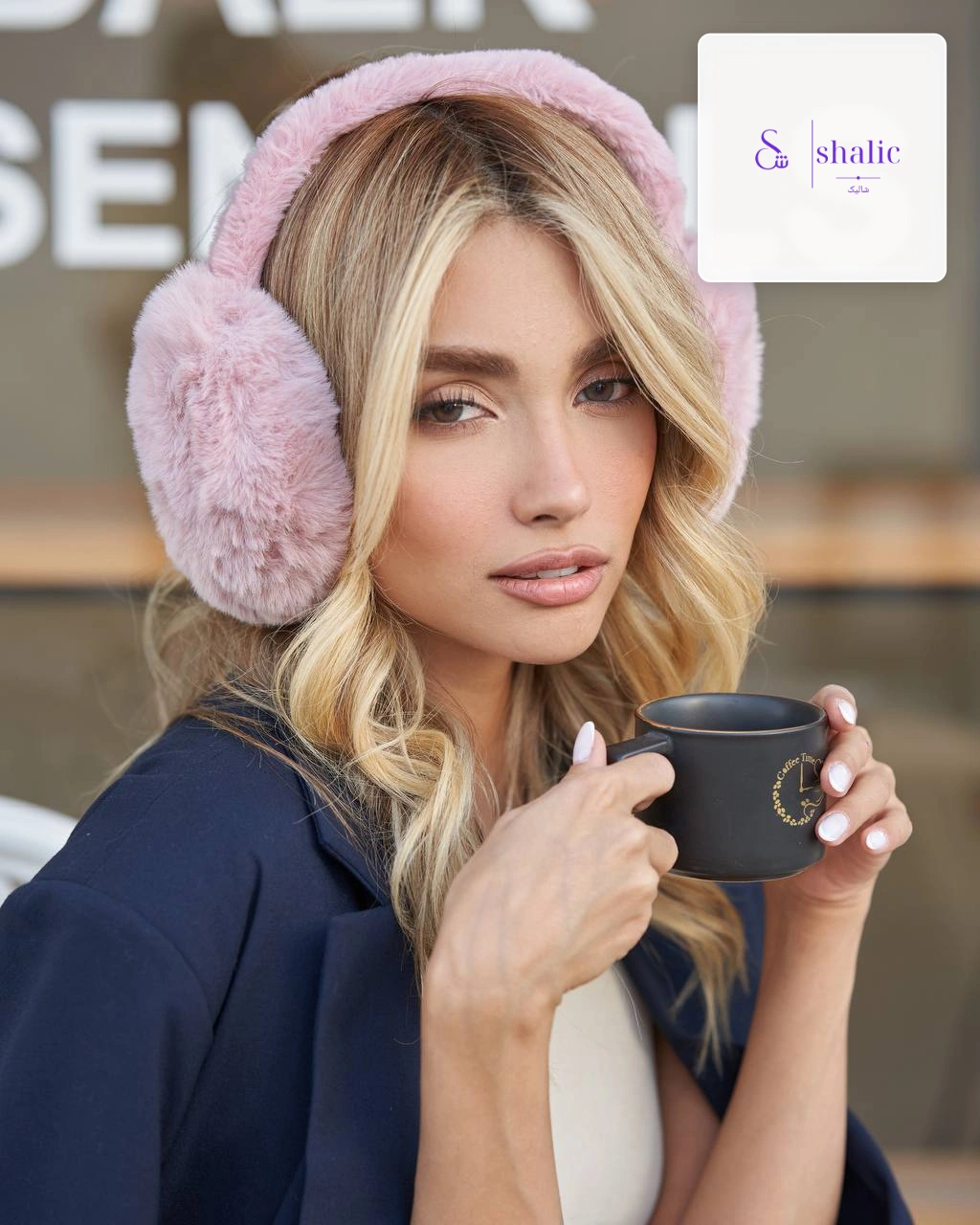 تصویر تمام رخ مدل با گوشگیر تدی صورتی و استایل زمستانه
