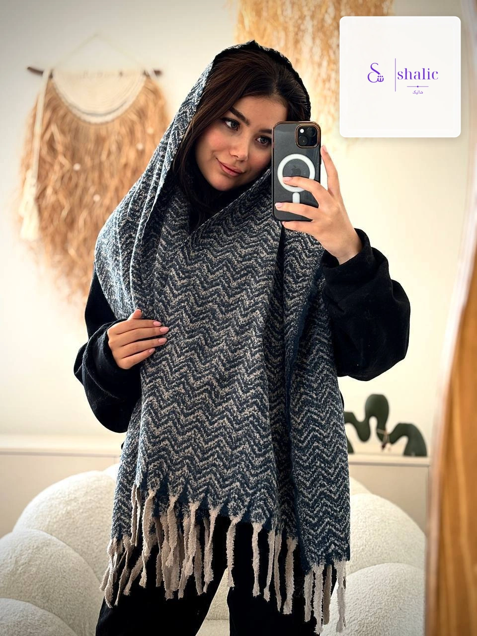 مدل زنانه با شال موهر حوله ای موجی رنگ آبی تیره و کرم