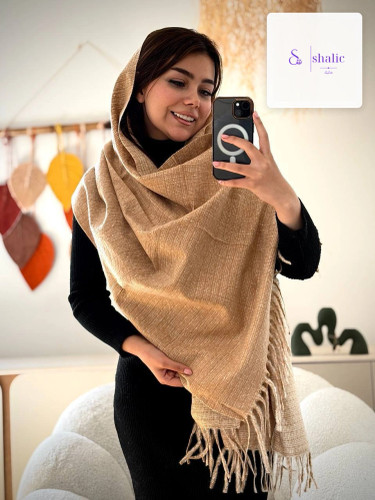 مدل با استایل زمستانی و شال موهر حوله ای کرم رنگ طرح کوبیسم