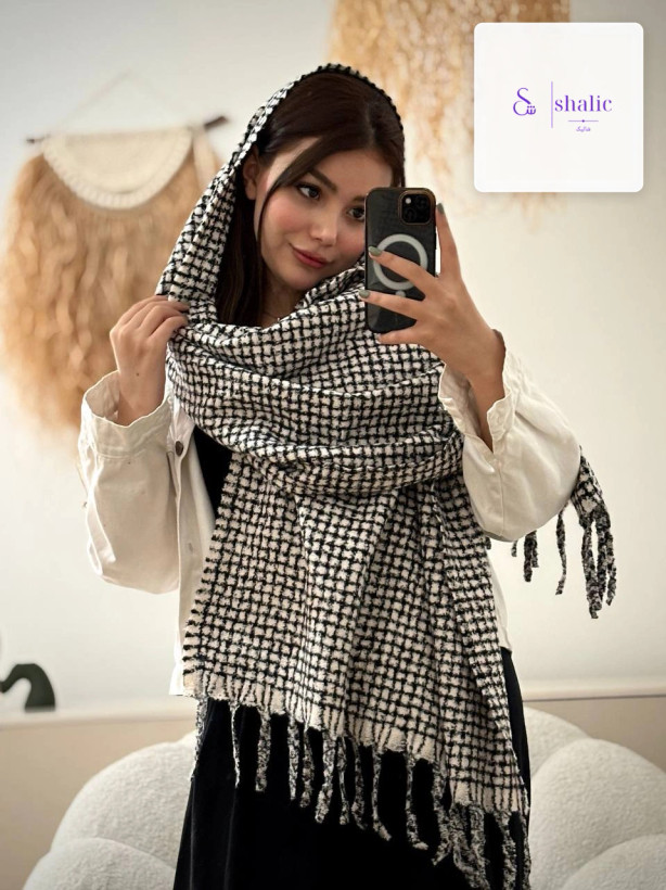 مدل در حال نمایش شال موهر حوله ایی طرح چهارخانه سیاه و سفید روی سر