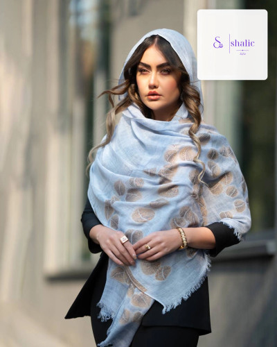 مدل خانم با شال کاتورک دستک گل لمه رنگ آبی روشن بر سر