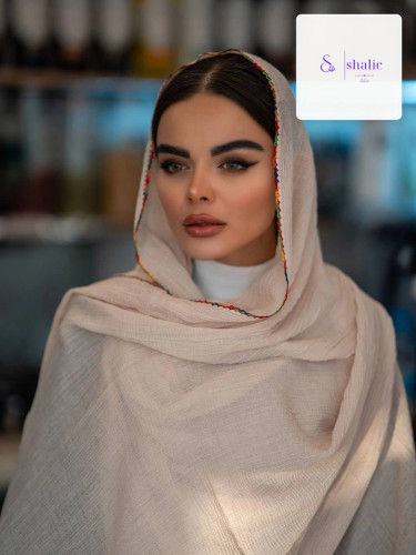 نمای نزدیک از چهره مدل و حاشیه دوزی رنگی شال نخی