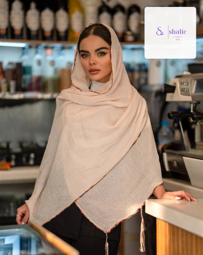 مدل زنانه با شال نخی کرم روشن برند شالیک در محیط کافه