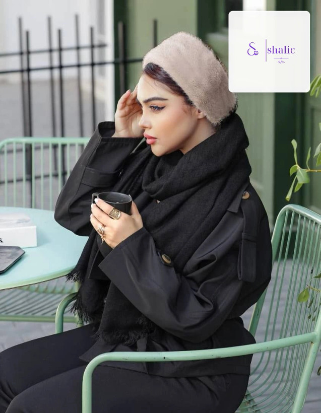استایل زمستانی زنانه با هدبند خز روسی رنگ کرم و شال بافت مشکی