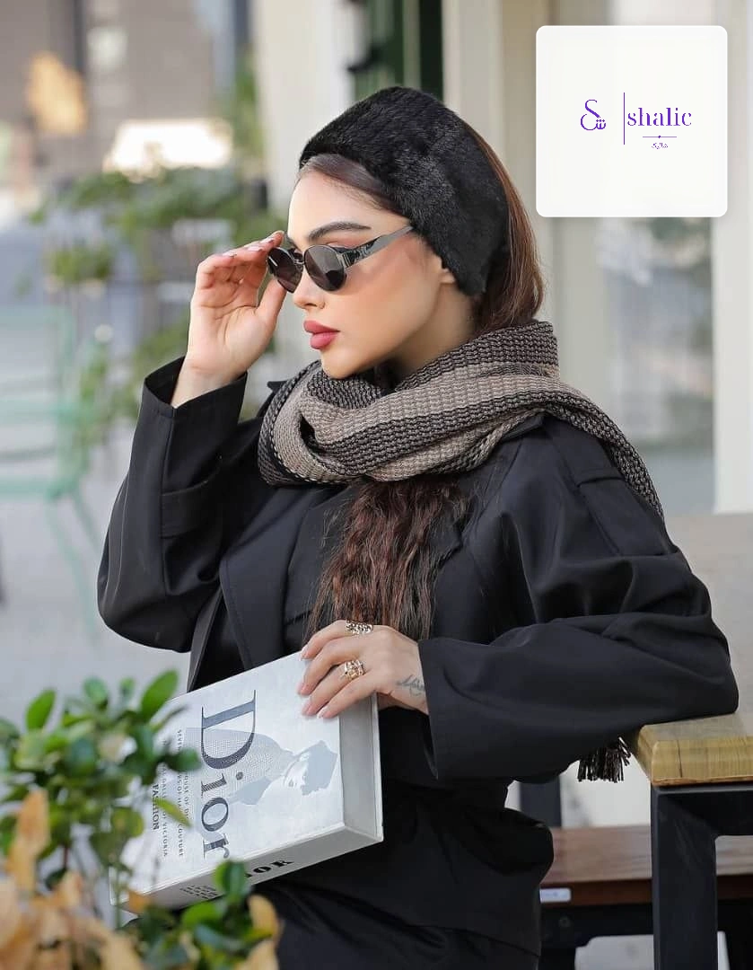 مدل زنانه با هدبند خز بلند مشکی روسی و عینک آفتابی در فضای باز
