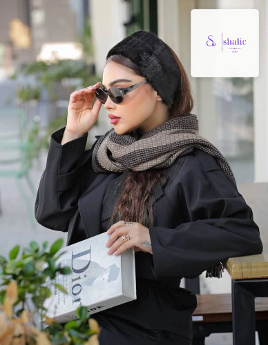 مدل زنانه با هدبند خز بلند مشکی روسی و عینک آفتابی در فضای باز