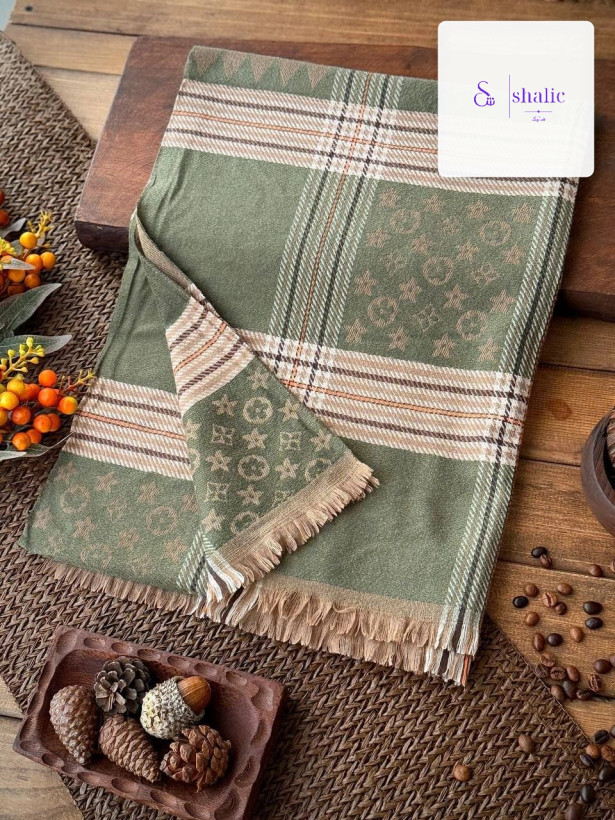 شال موهر ناریس رنگ سبز زیتونی با طرح چهارخانه و لوگوی برند