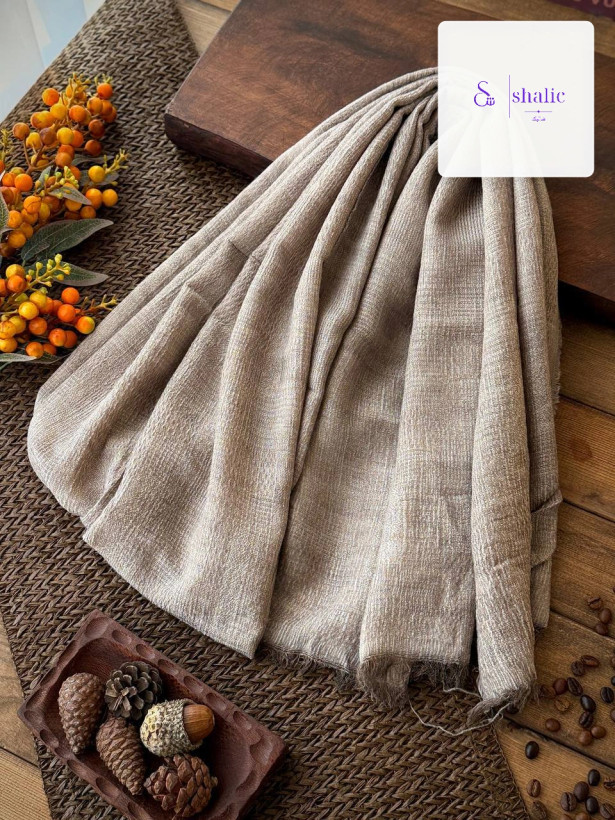 شال کنفی رنگ کرم نخودی با نمای نزدیک از کیفیت پارچه وارداتی