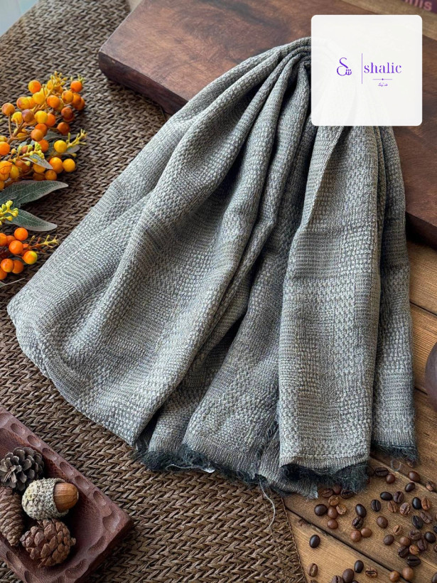 نمای نزدیک از ایستایی و چیدمان شال کنفی ساده رنگ طوسی تیره