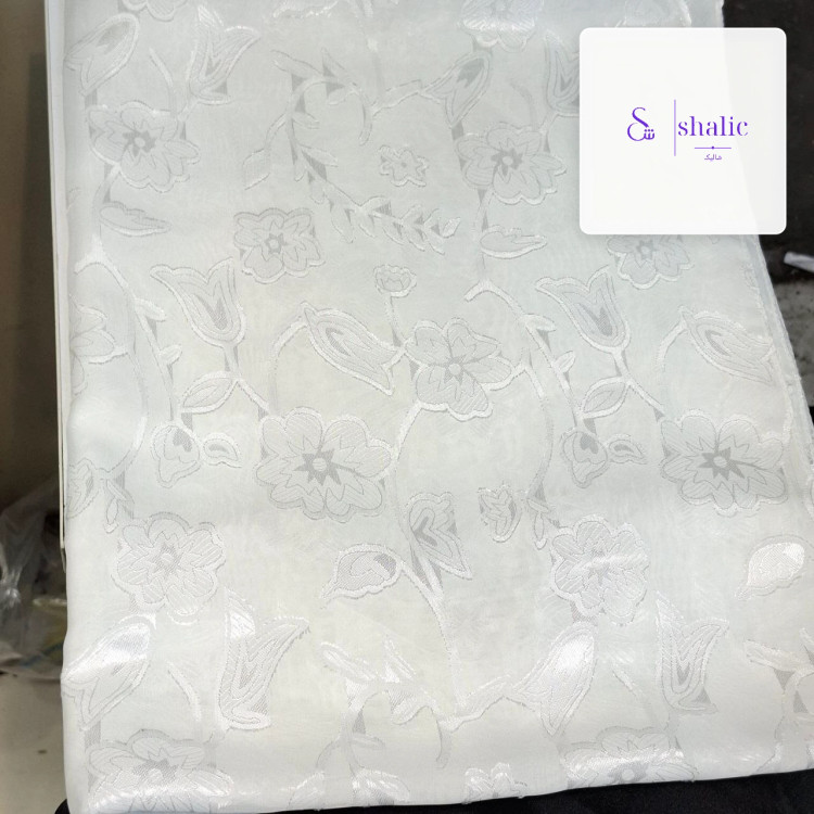 طرح شاخ و برگ و گل های ظریف شال سفید ژاکارد دووره مجلسی